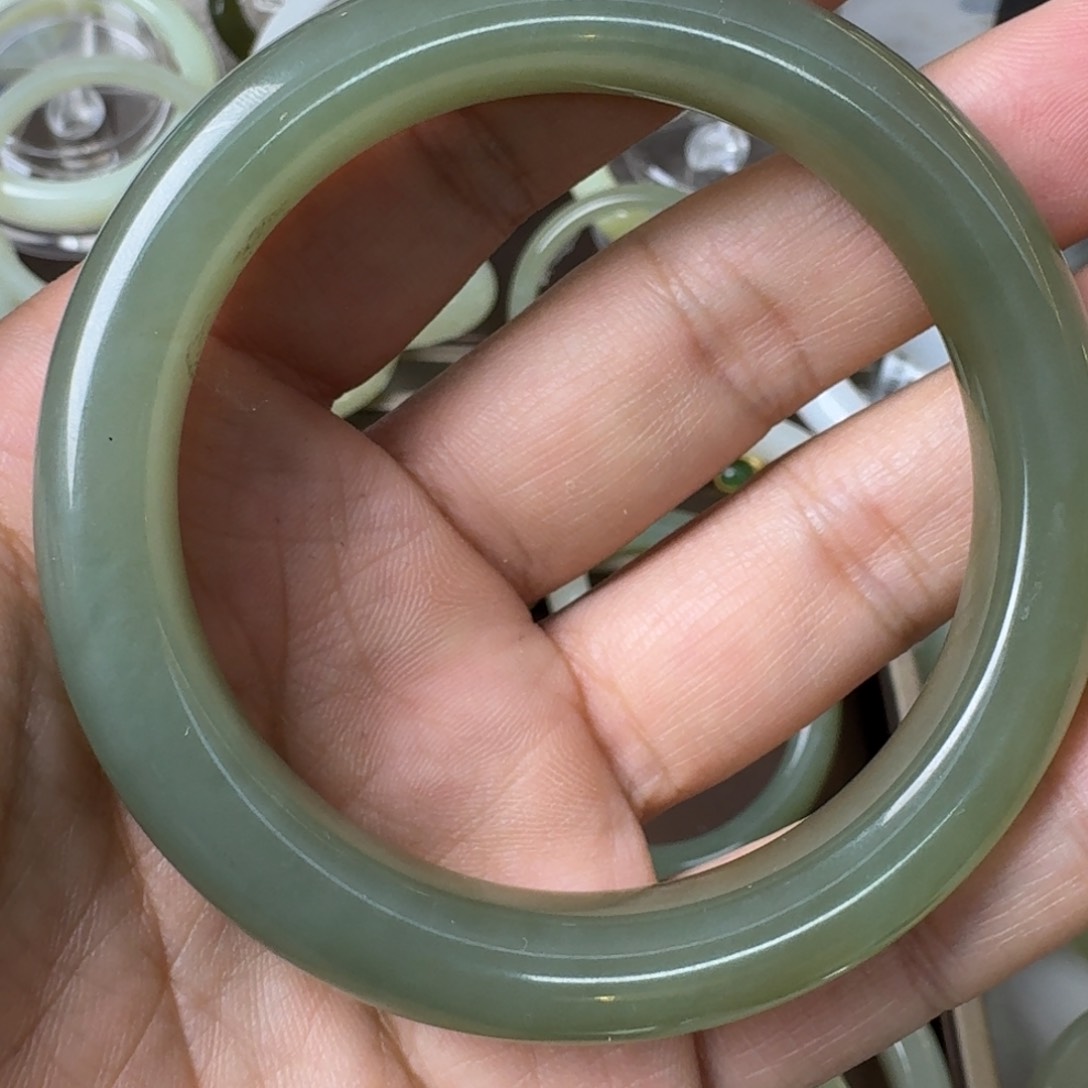 和田玉未镶嵌手镯