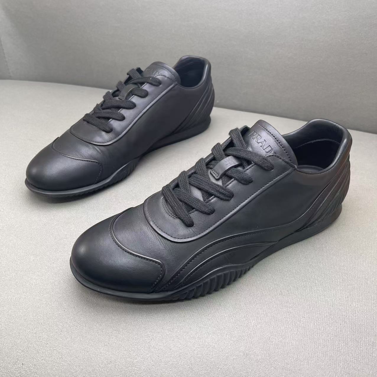 95新 Prada/普拉达 黑色皮面鞋舌压印logo时尚百搭板鞋 40.5码