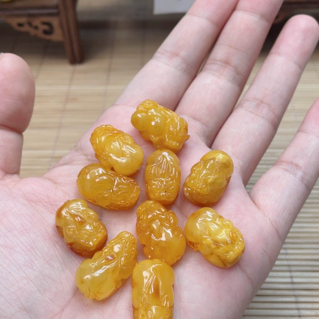 蜜蜡未镶嵌裸石多样性发其中一个