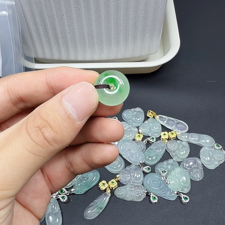 翡翠未镶嵌颈饰38