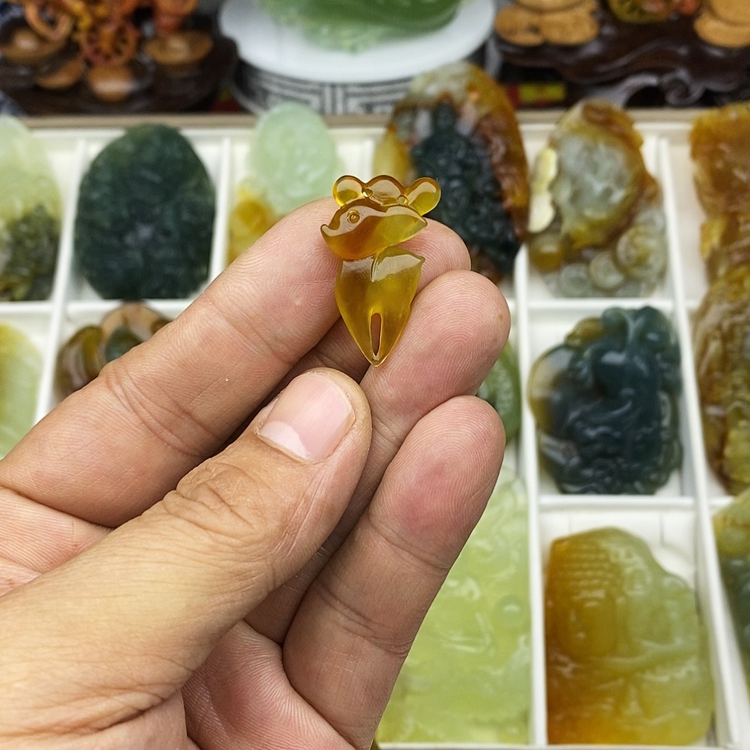 蛇纹石玉未镶嵌岫玉挂件吊坠牌子