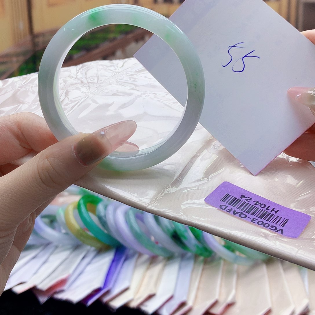 翡翠手镯未镶嵌 Vghhhhnnnnnbnjn