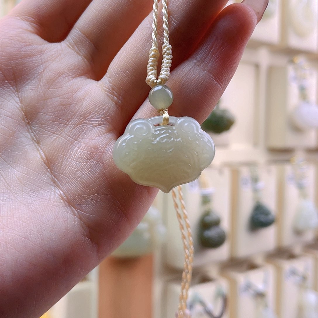 和田玉吊坠(赠链)未镶嵌小**?