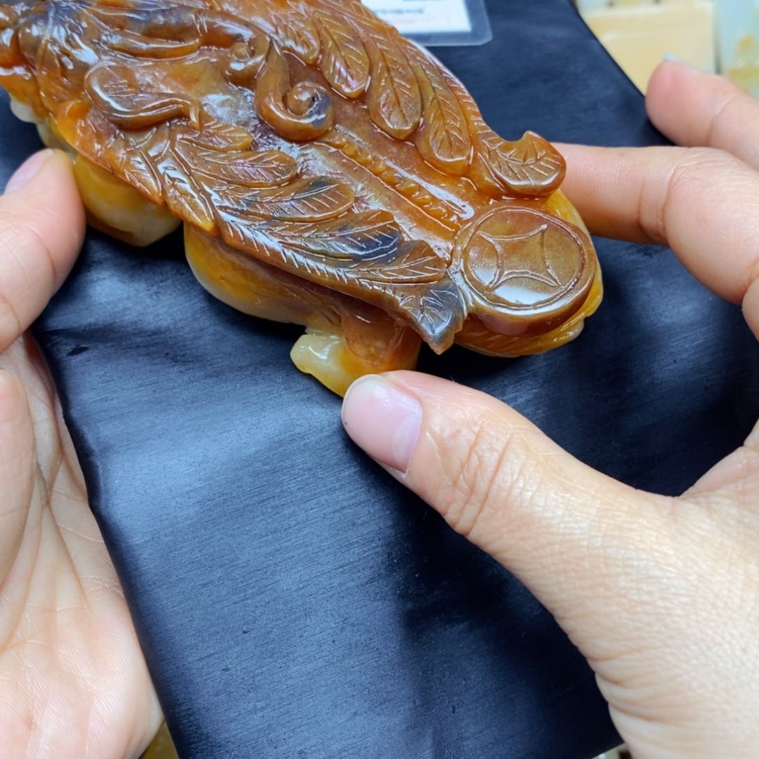 石英质玉（黄龙玉）颈饰未镶嵌