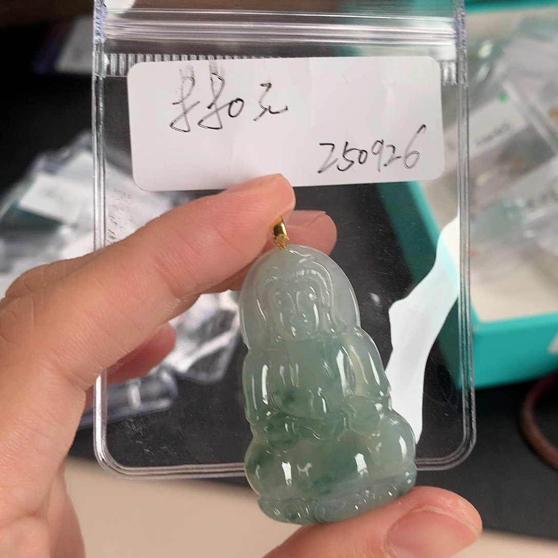 翡翠18K金镶嵌颈饰观音