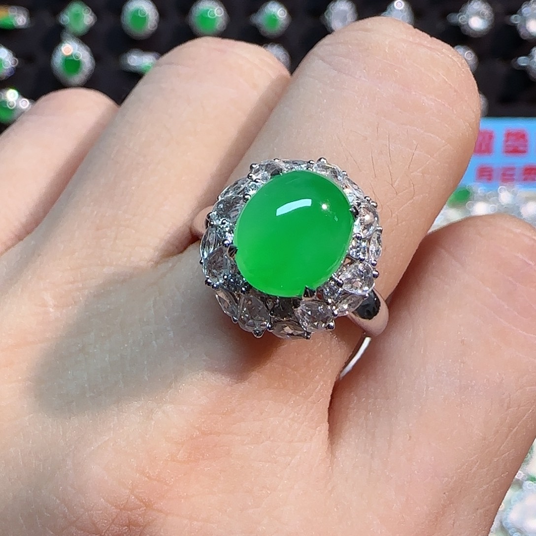 翡翠18K金镶嵌戒指蛋面