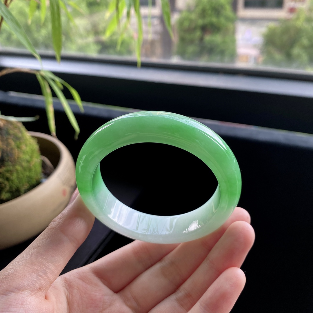 好色珠宝  圈口52缅甸老坑A货细糯种阳绿正圈女款翡翠手镯