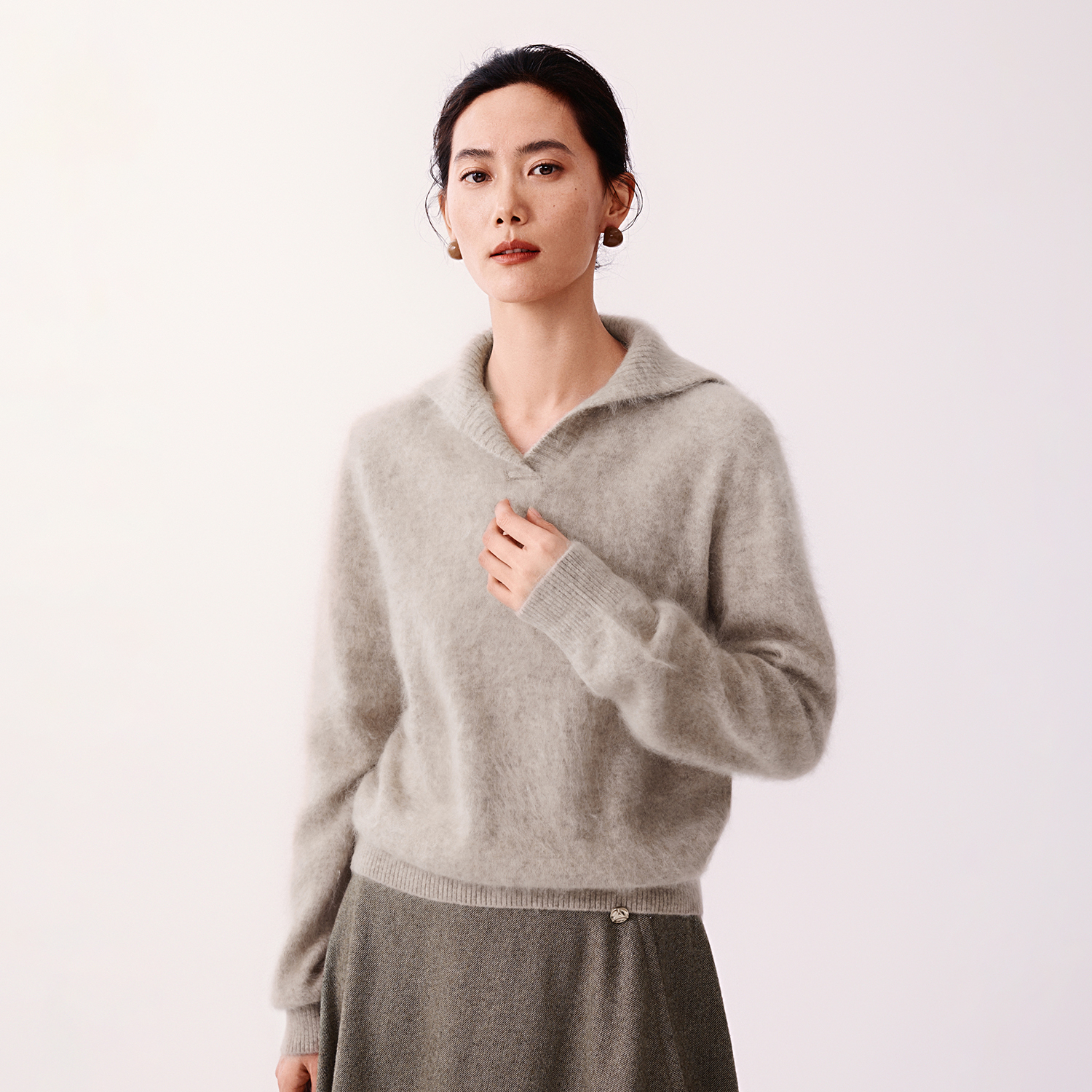 谭飞奶盖羊绒衫冬季新款燕麦色POLO小v翻领保暖拉绒套衫