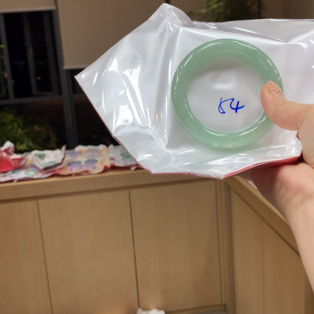 翡翠手镯未镶嵌不退不换