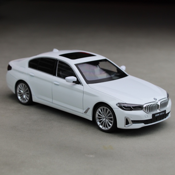 1:18比例正版宝马 5系 仿真合金汽车模型静态车模礼品摆件