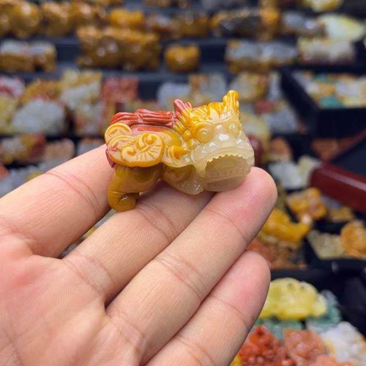 未镶嵌石英质玉（黄龙玉）颈饰