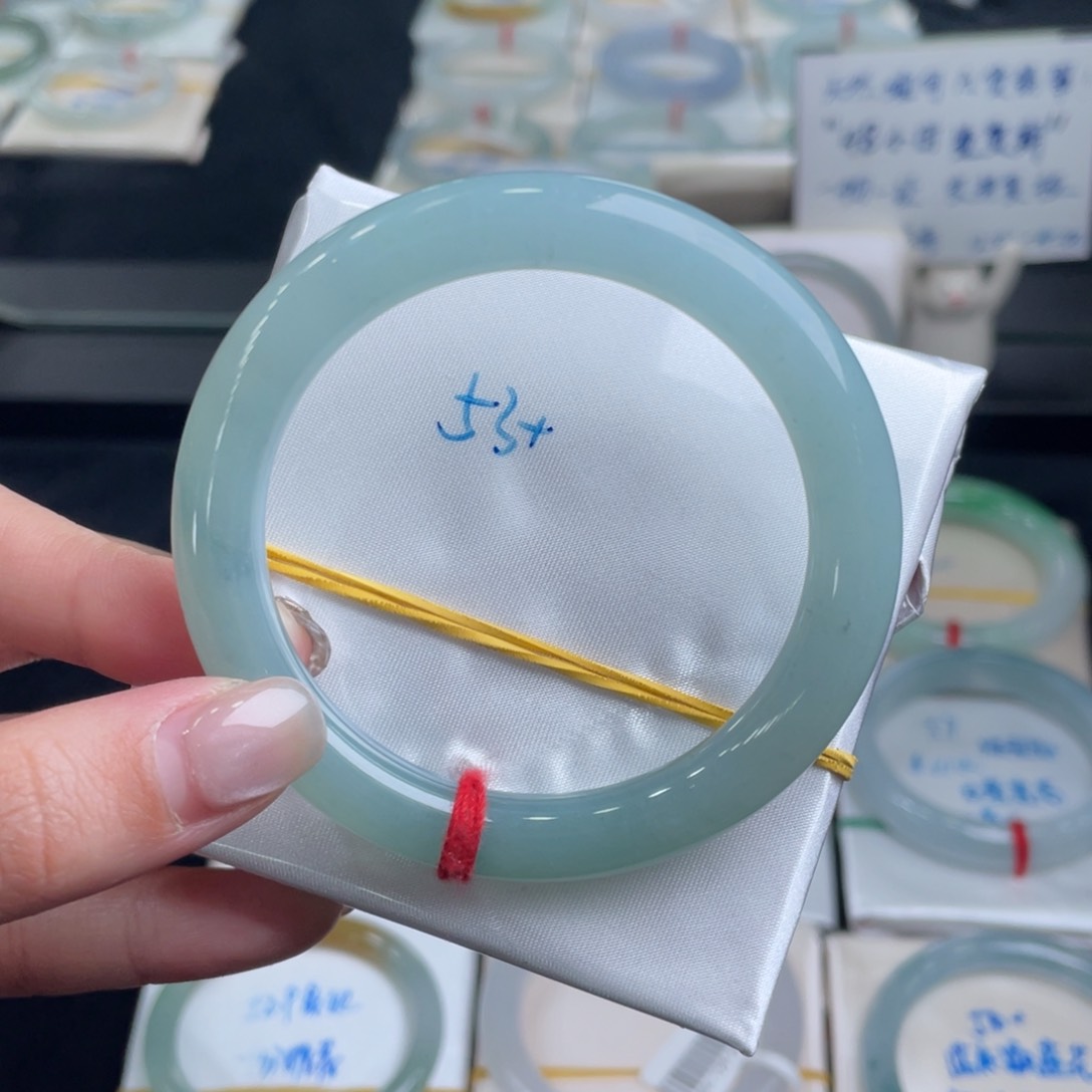 翡翠手镯未镶嵌翡翠