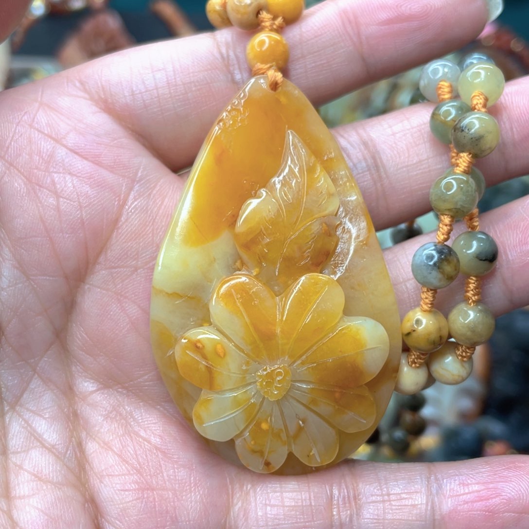 蛇纹石玉颈饰未镶嵌