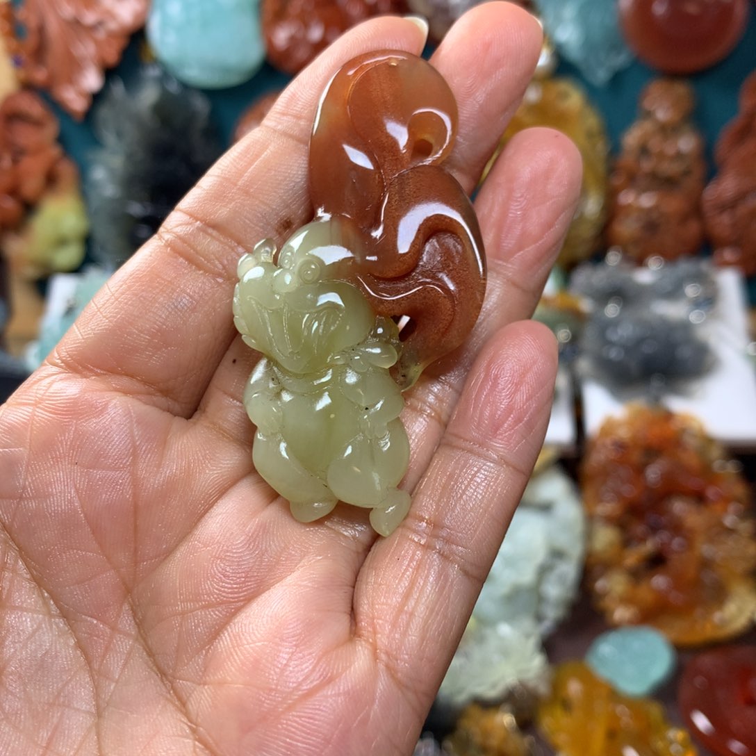 蛇纹石玉挂坠未镶嵌