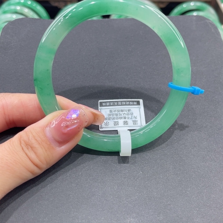 未镶嵌手镯石英质玉