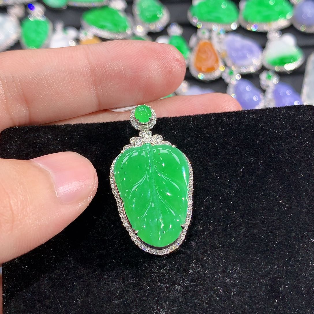 翡翠18K金镶嵌颈饰