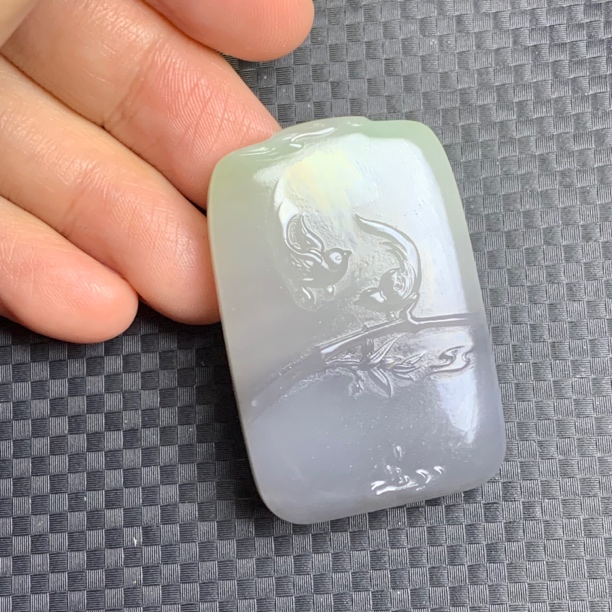 和田玉翠青三色喜上眉梢牌子吊坠