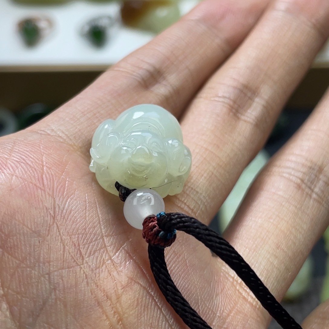 和田玉未镶嵌颈饰且末料小猪