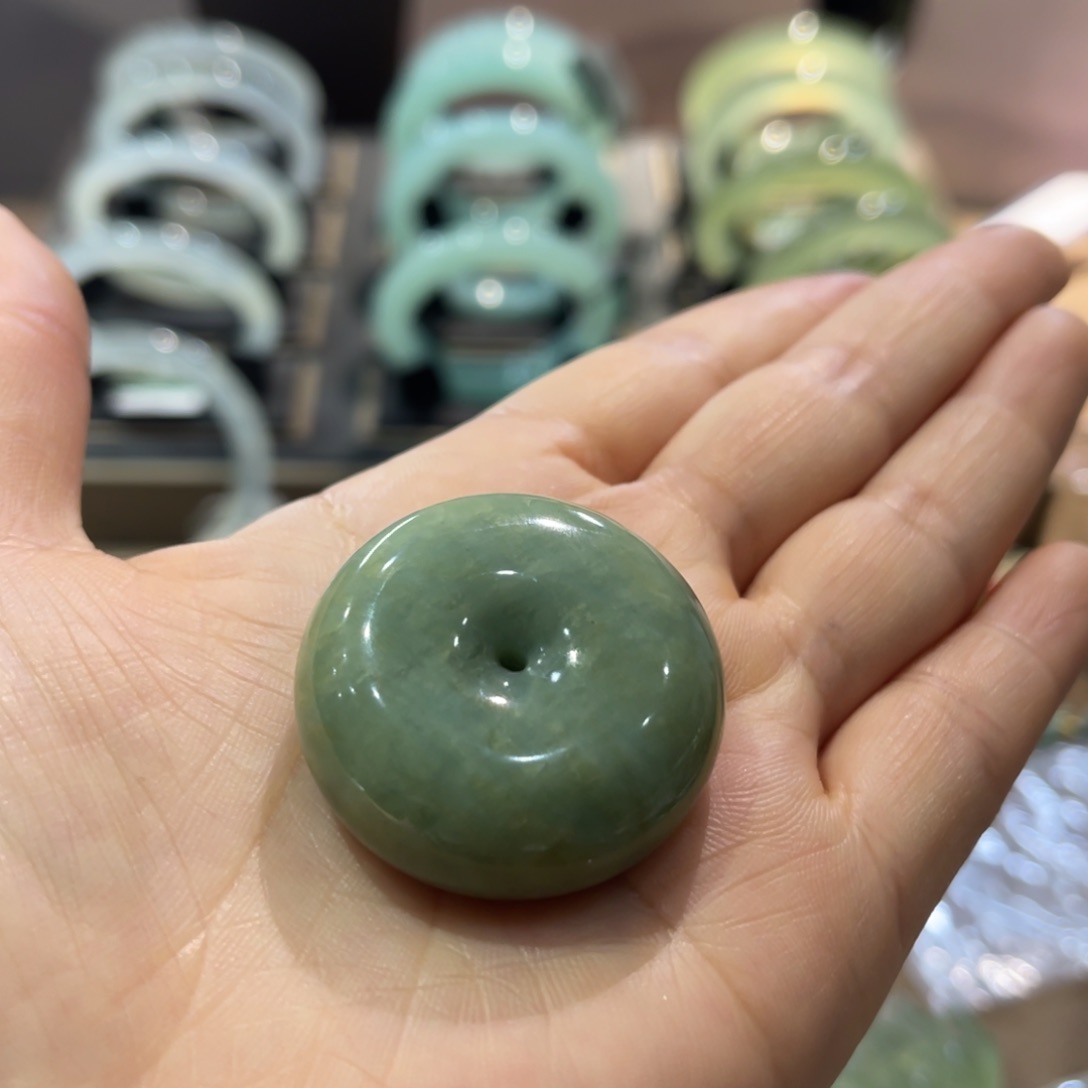 蛇纹石玉手镯未镶嵌