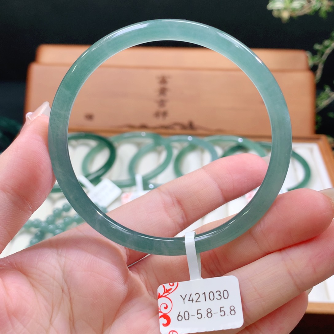 翡翠手镯未镶嵌天然