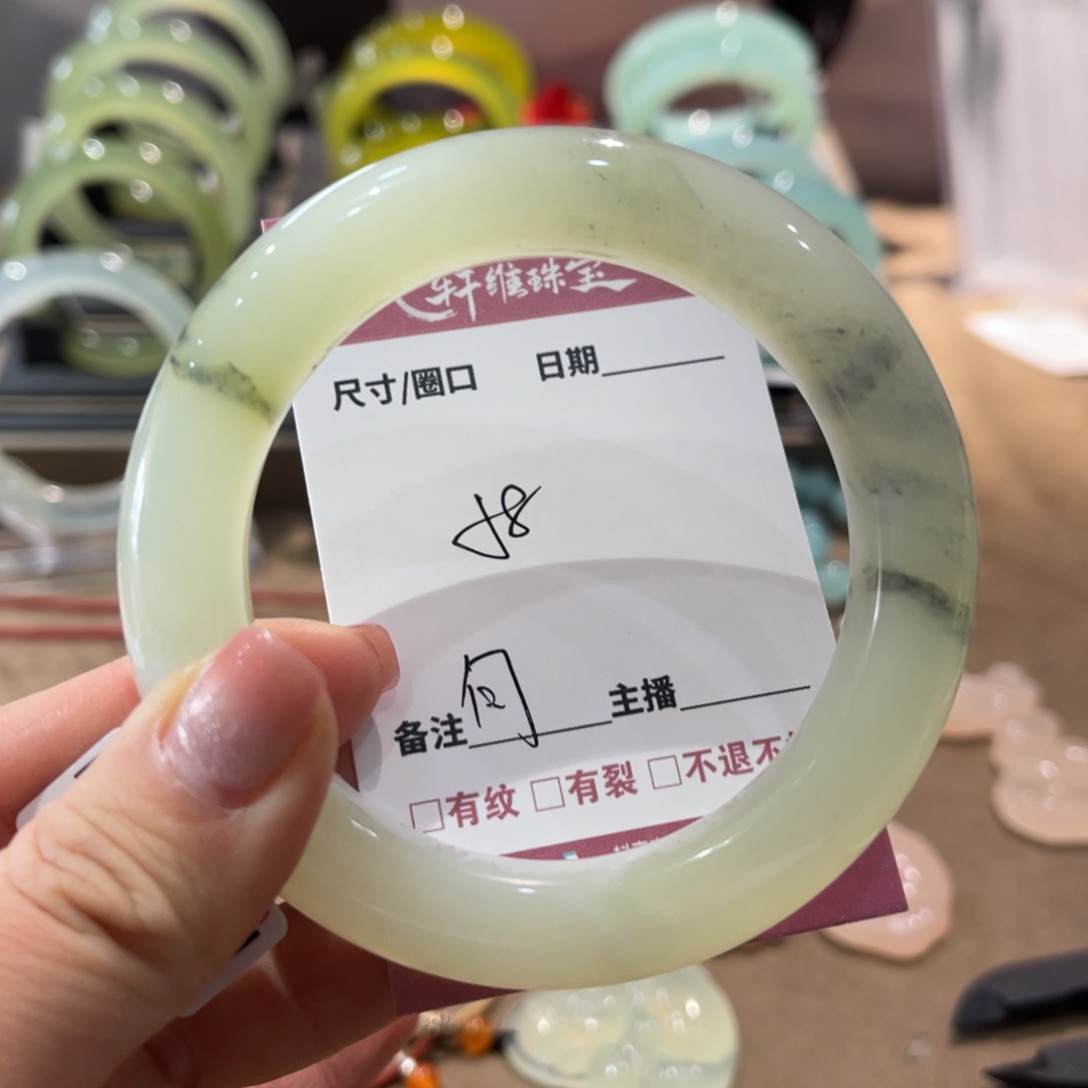 蛇纹石玉手镯未镶嵌何*