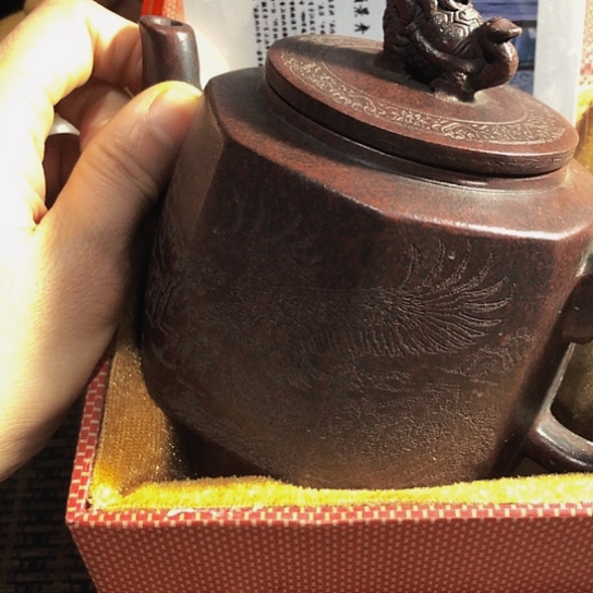 紫砂茶壶原矿泥料手工制作的紫砂壶。