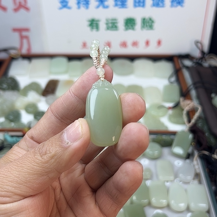 妮***9和田玉未镶嵌颈饰
