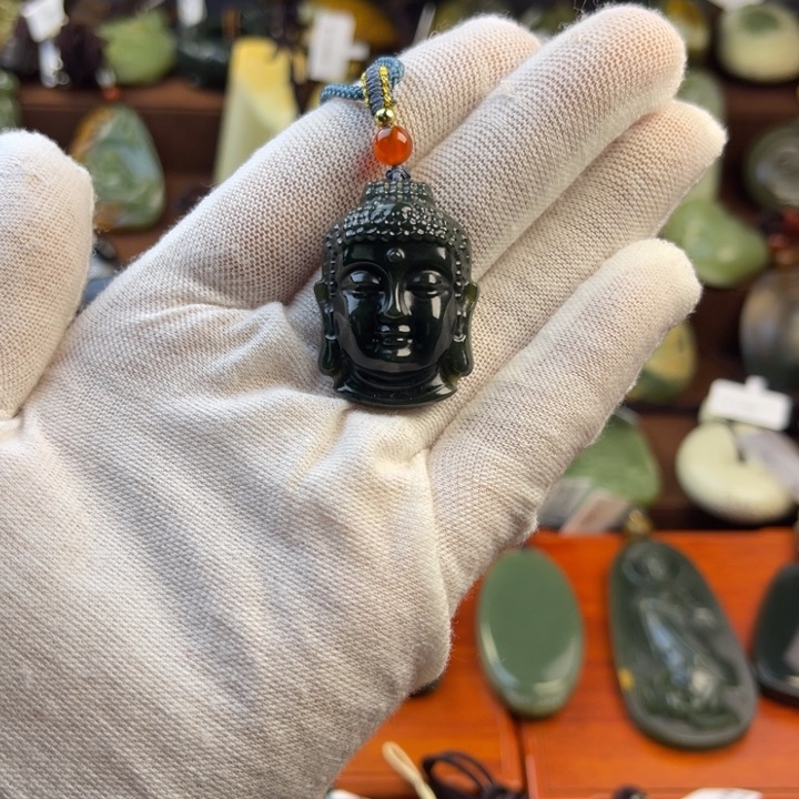 岫岩老玉（透闪石质玉）颈饰未镶嵌