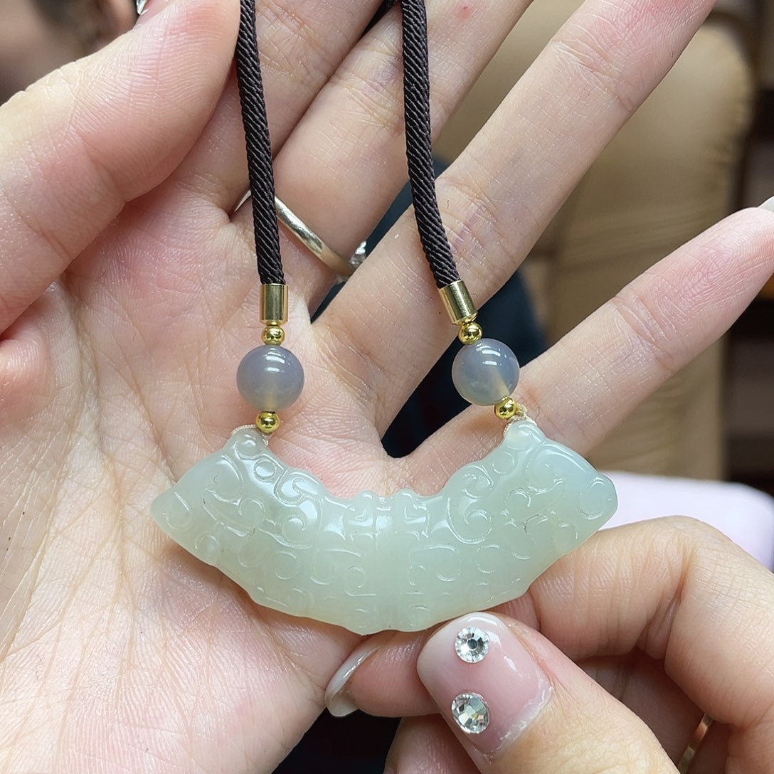 蛇纹石玉颈饰未镶嵌