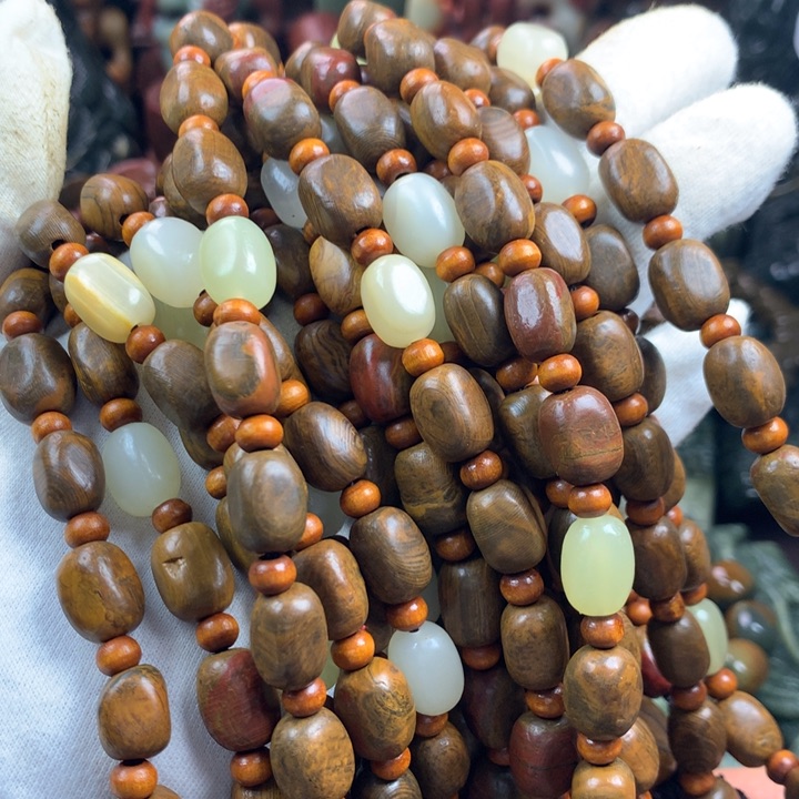 透闪石质玉未镶嵌珠宝奇石