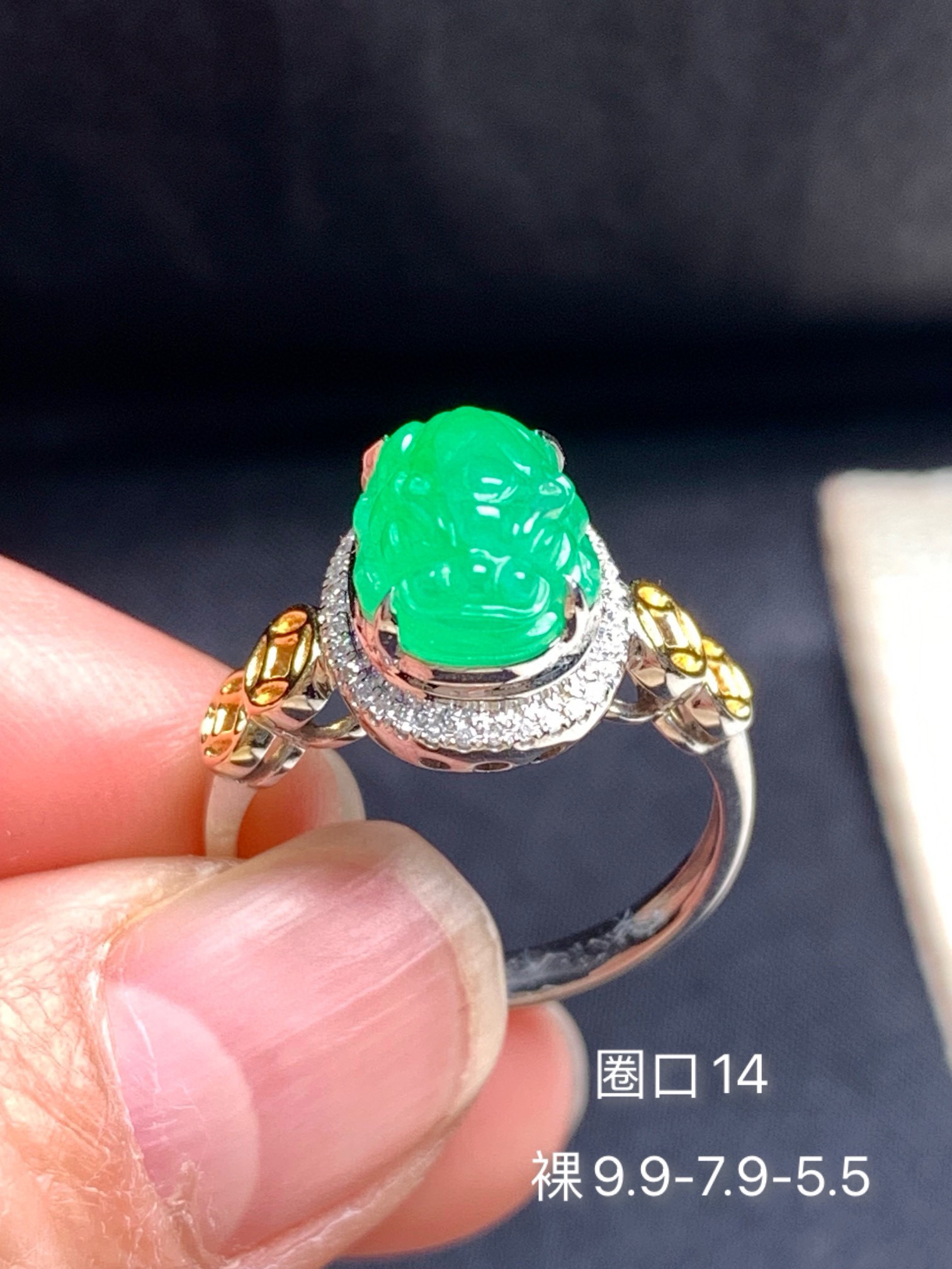 满绿貔貅翡翠戒指 颜色阳 品质不错 立体饱满 镶嵌精致