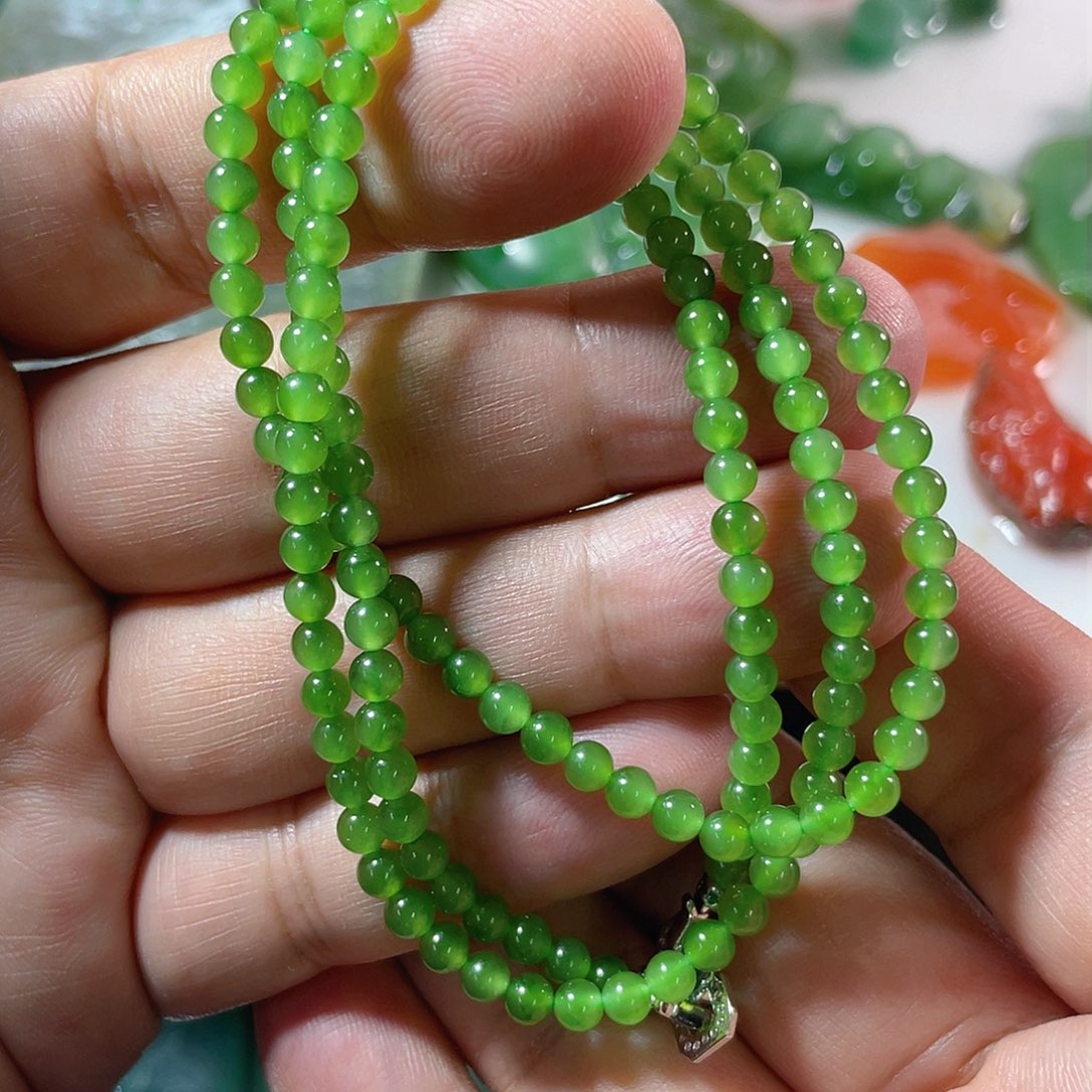 颈饰未镶嵌和田玉（碧玉）