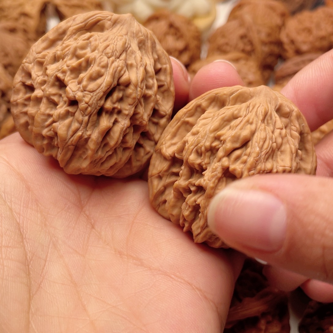 文玩核桃吊坠虎头