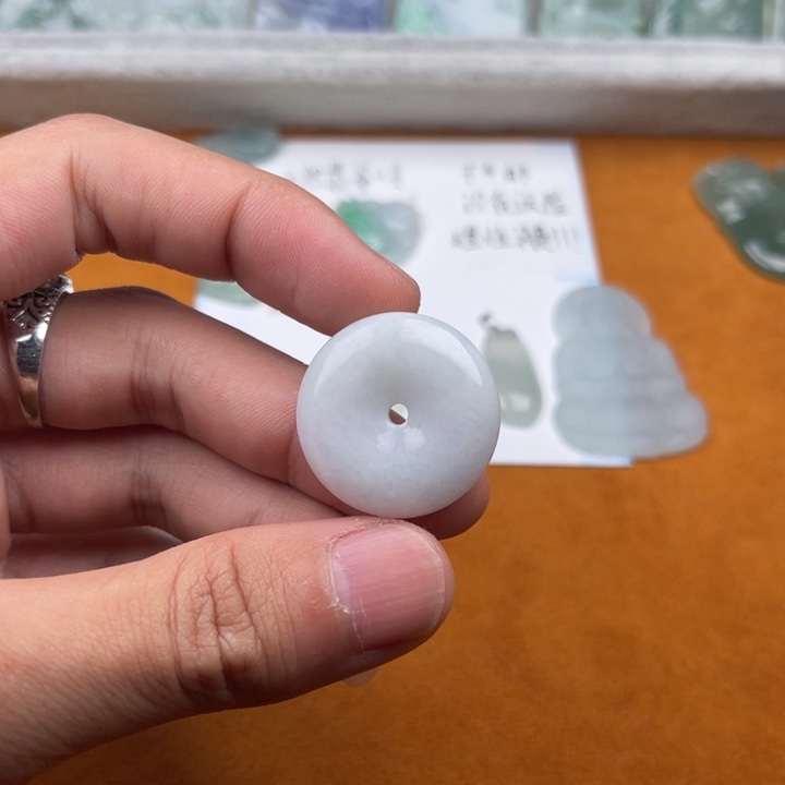 翡翠颈饰未镶嵌平安扣