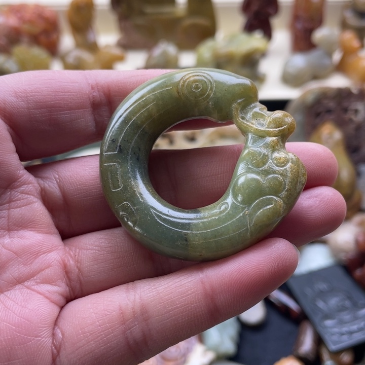 蛇纹石玉未镶嵌颈饰