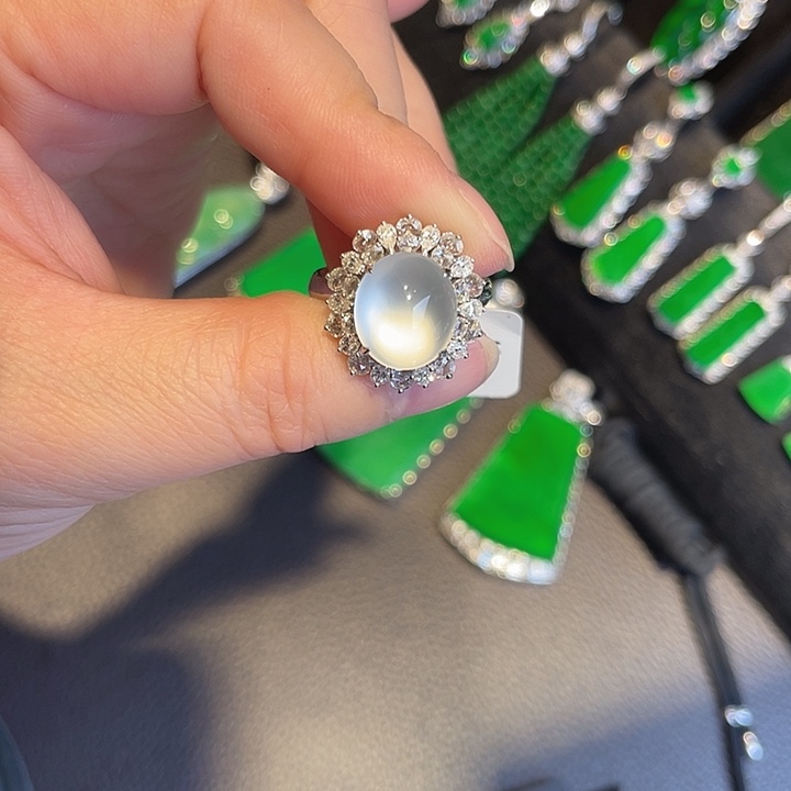 翡翠摆件18K金镶嵌玻璃种蛋面戒指