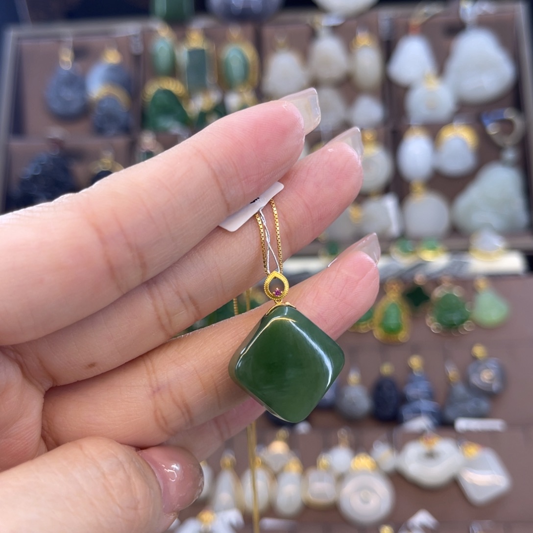 和田玉吊坠18K金镶嵌