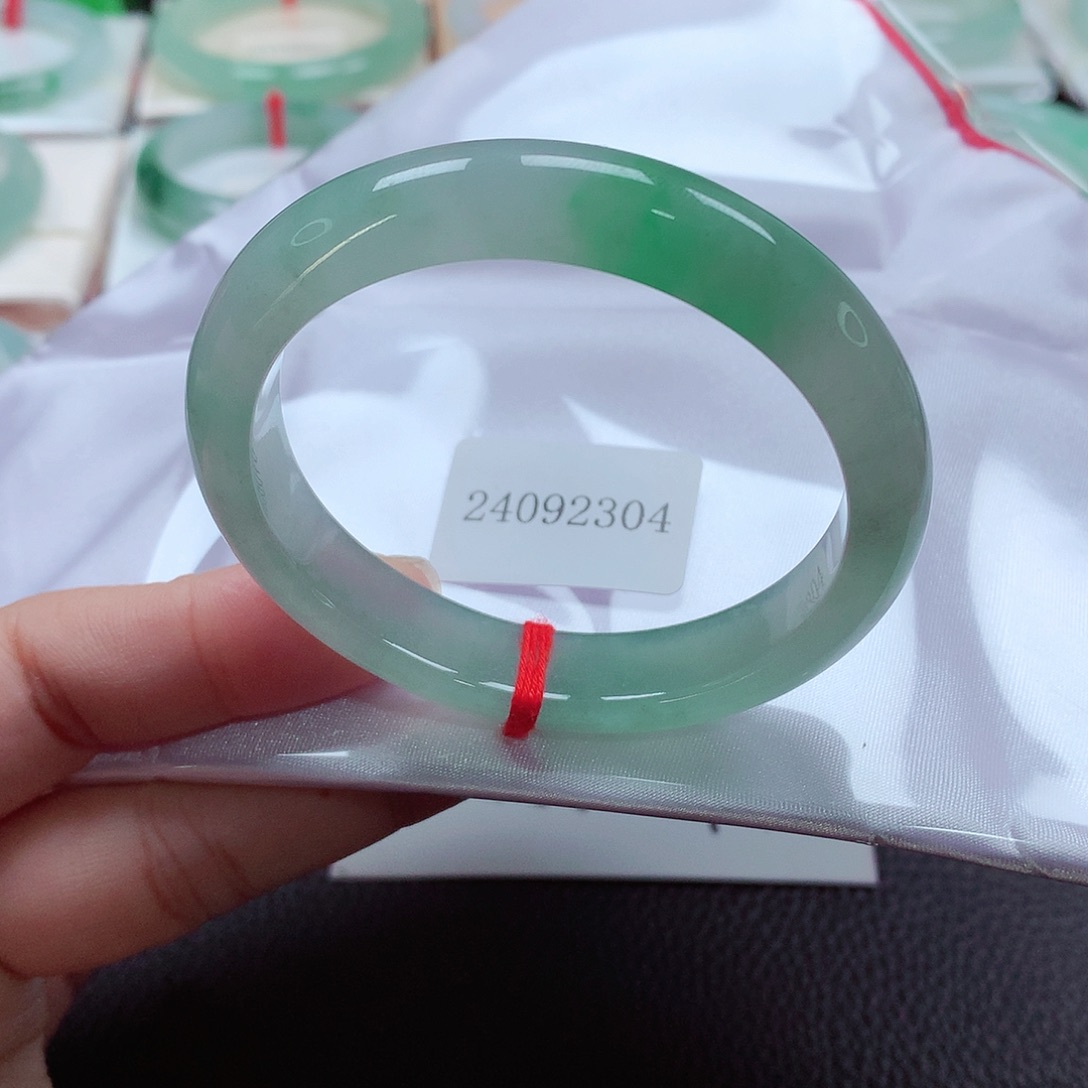 翡翠手镯（贵妃镯）未镶嵌