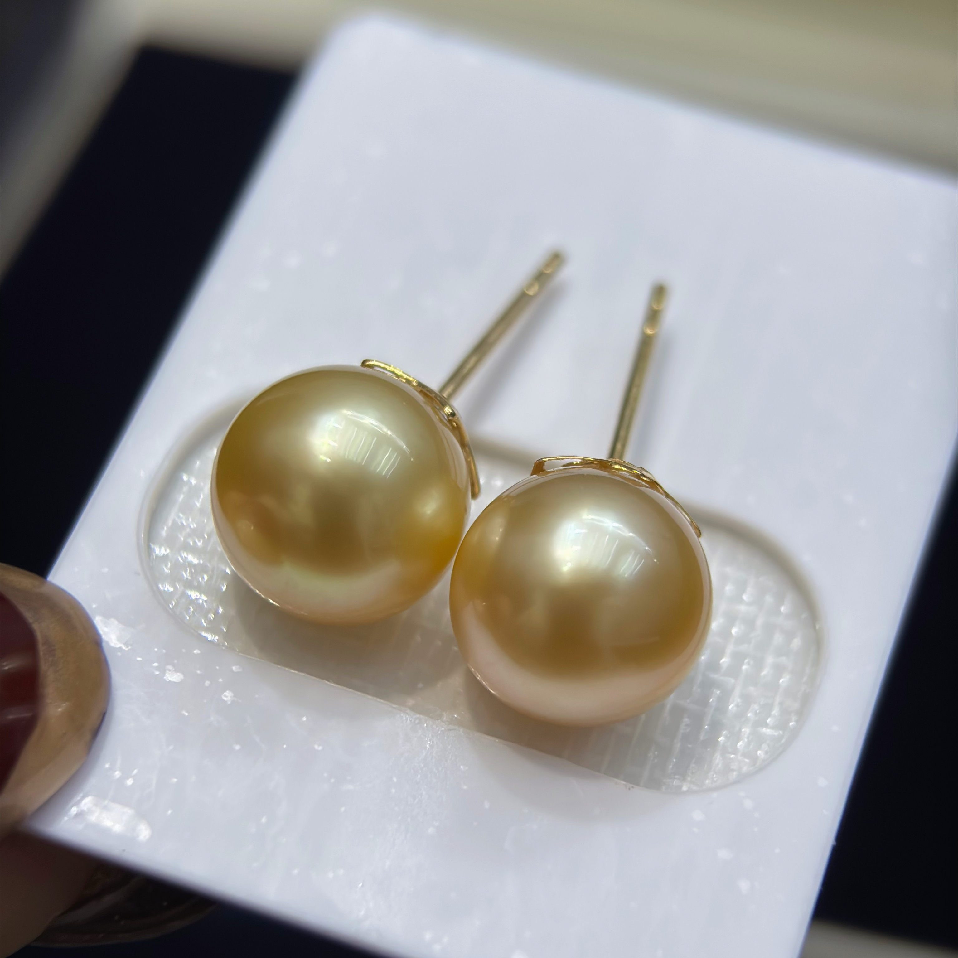 18K金9-10mm 南洋金珠耳钉 素钉 近正圆中浓金色 几乎无暇 粗耳针