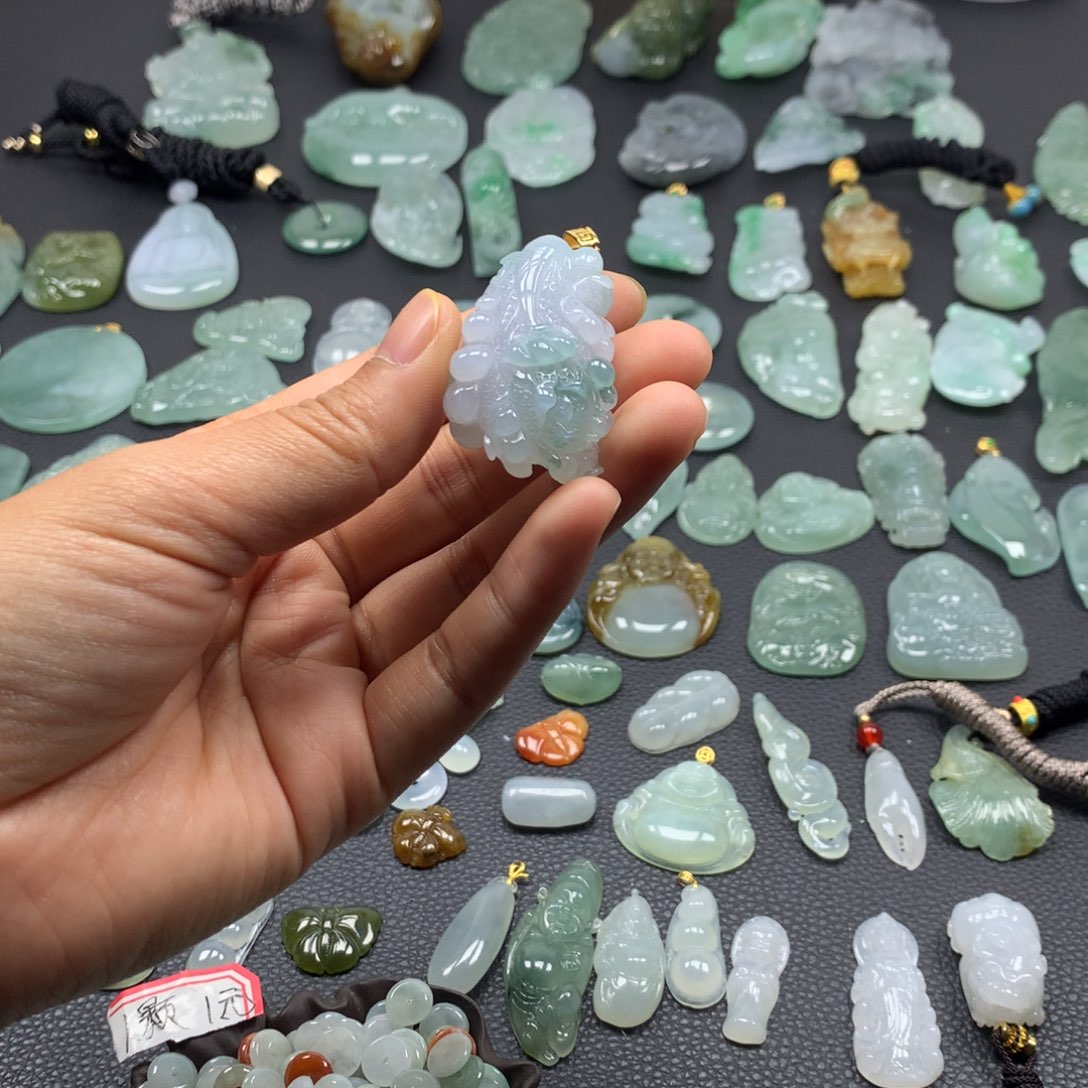 翡翠颈饰未镶嵌白菜