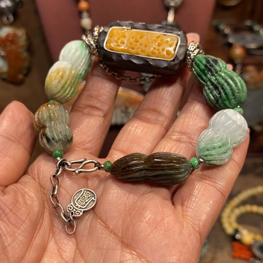 翡翠吊坠(赠链)未镶嵌