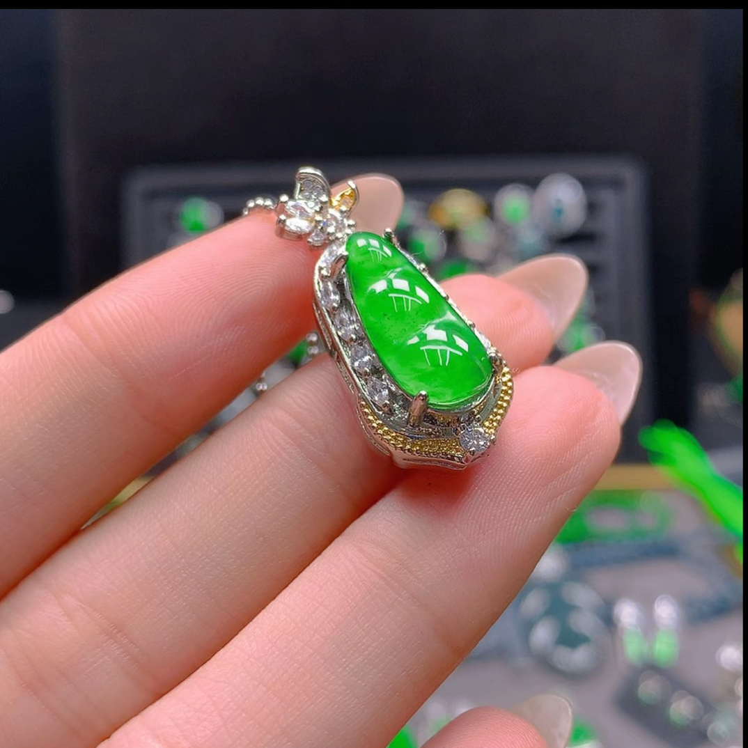 天然A货翡翠福豆吊坠