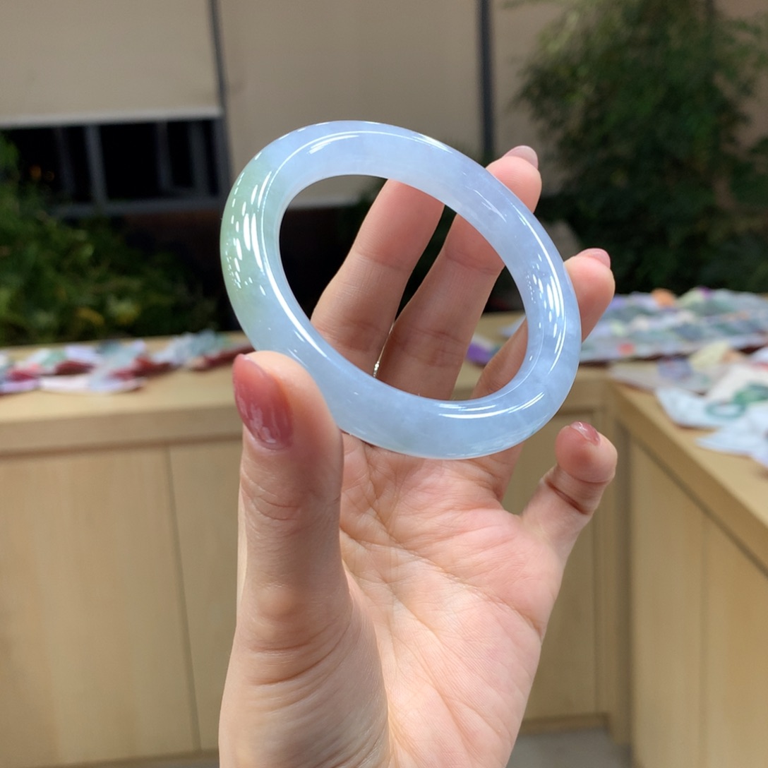 翡翠手镯未镶嵌人****乐不退不换