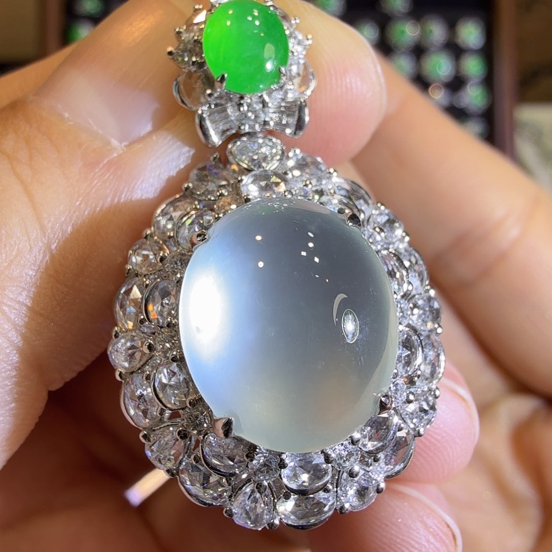 翡翠颈饰18K金镶嵌玻璃种蛋面