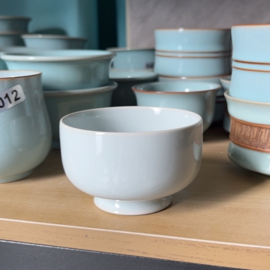 月白卷足罗汉杯微瑕