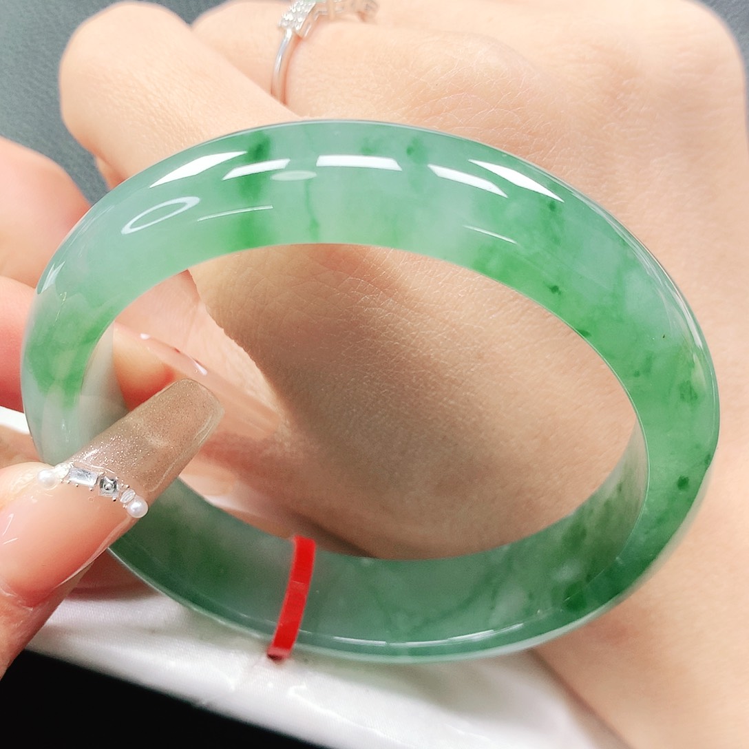 翡翠手镯未镶嵌56圈