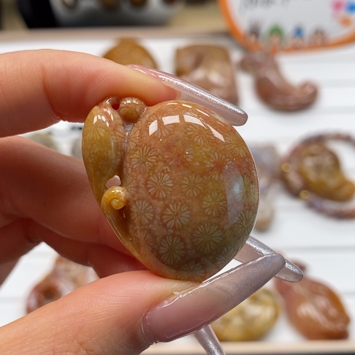 硅化玉颈饰未镶嵌花花