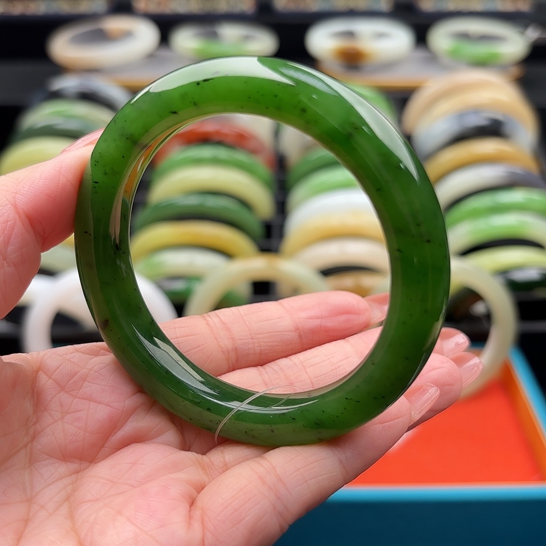 和田玉未镶嵌手镯散红皮！辣阳绿54.5