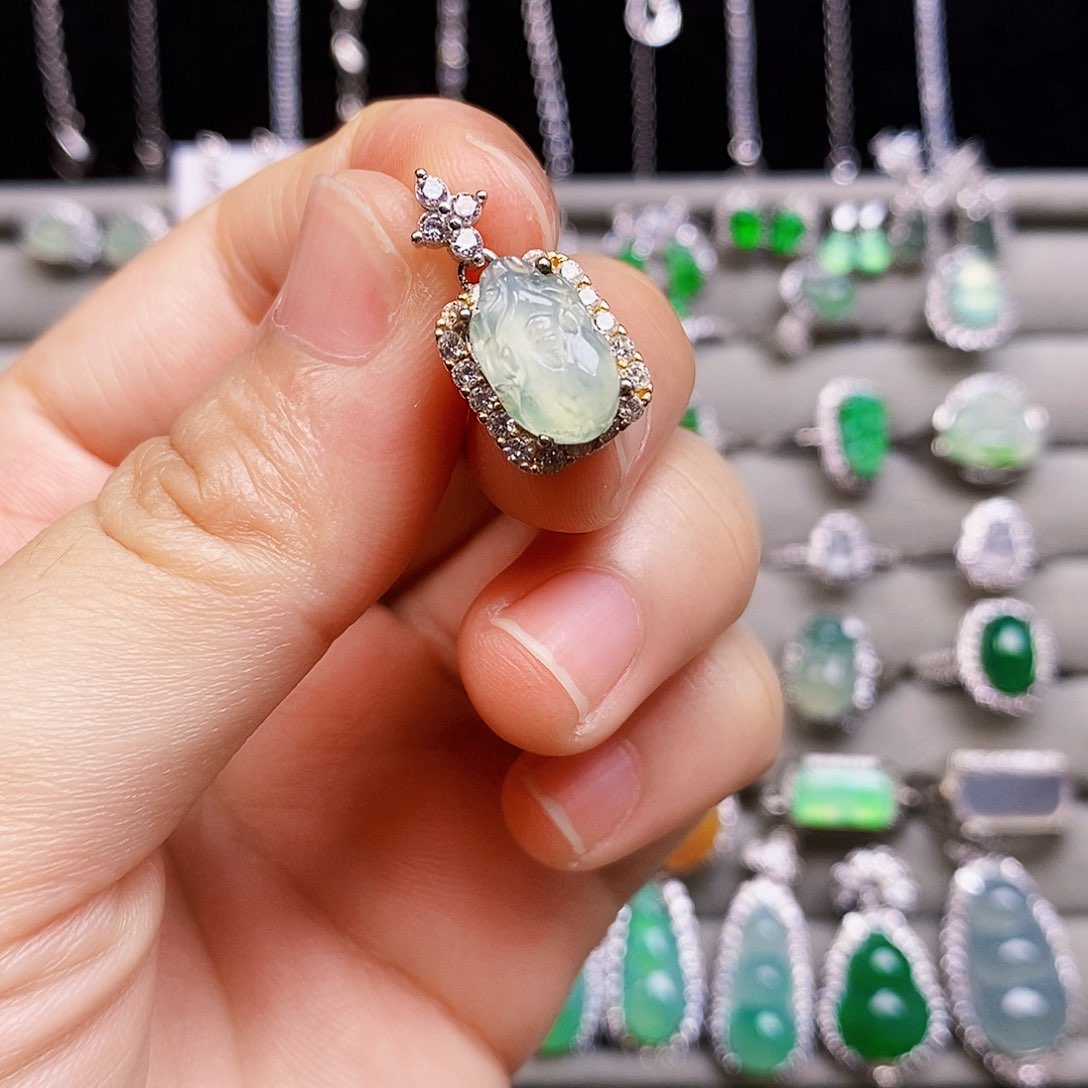 翡翠银S925镶嵌颈饰貔貅