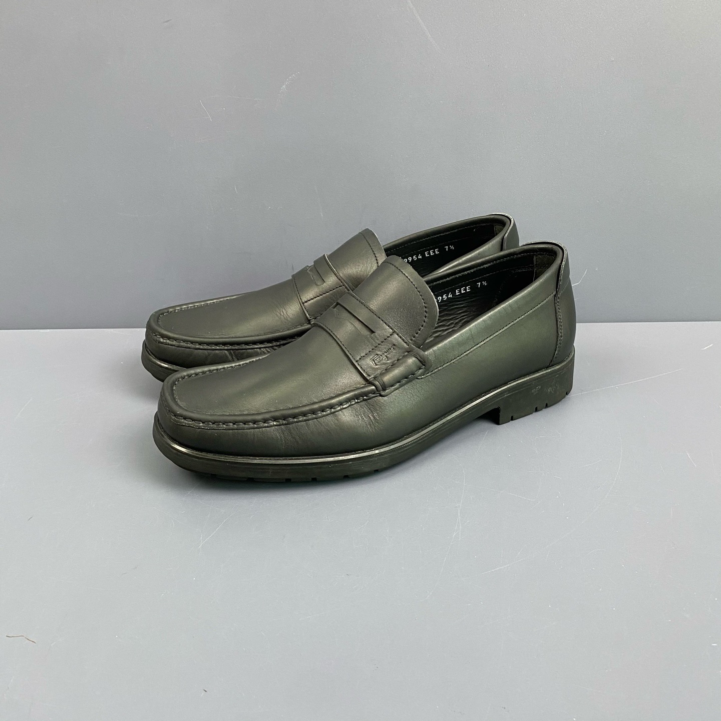 95新 FERRAGAMO/菲拉格慕 41.5码菲拉格慕黑色漆皮皮鞋一脚蹬 275